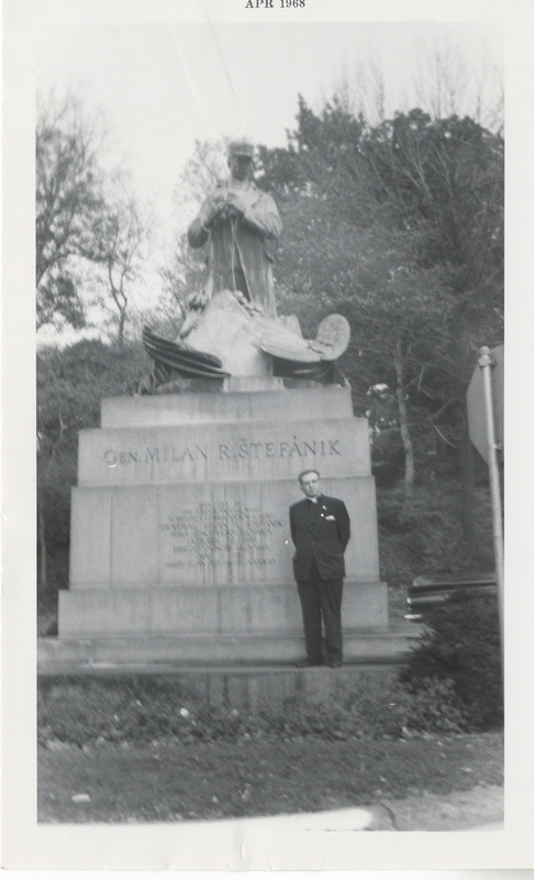 Andrej Rolík debout devant une statue Milán R. Štefánik, [Cleveland, Ohio?]